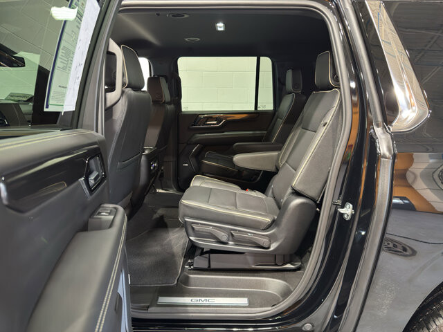2025 GMC Yukon XL in Burlington, WI 53105 - 18116322 10