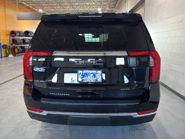 2025 GMC Yukon XL in Burlington, WI 53105 - 18116322 4