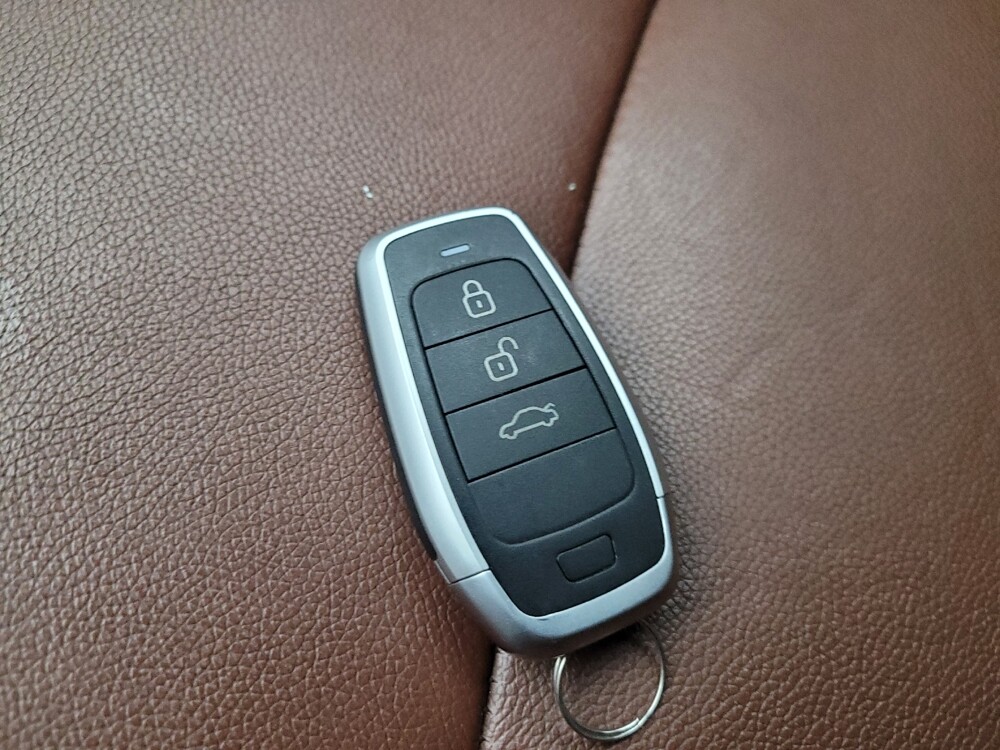 2018 Chevrolet Malibu in Mesa, AZ 85210 - 18116409 32