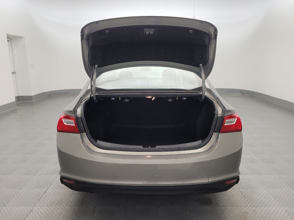 2018 Chevrolet Malibu in Mesa, AZ 85210 - 18116409 29