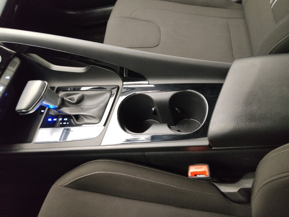 2025 Hyundai Elantra in Topeka, KS 66611 - 18116705 26