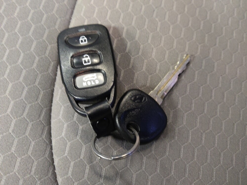 2019 Hyundai Elantra in Glendale, AZ 85301 - 18116730 32