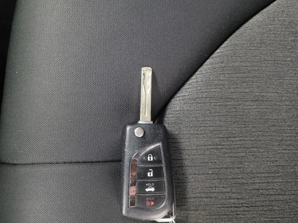 2019 Toyota Camry in Indianapolis, IN 46219 - 18116793 32