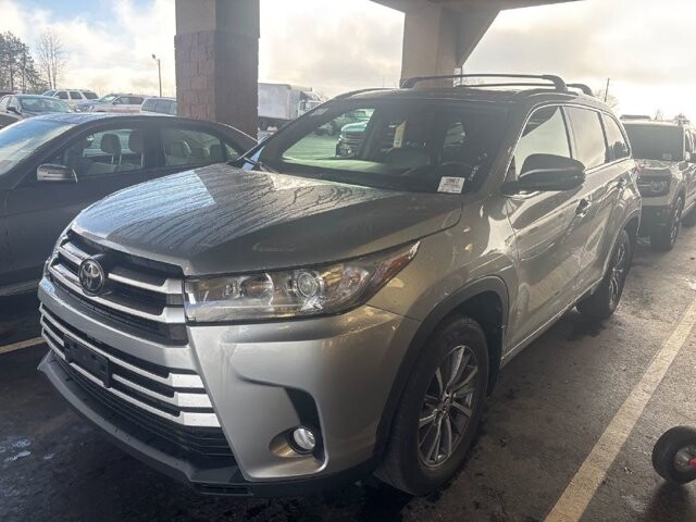 2017 Toyota Highlander in Knoxville, TN 37912 - 18116859