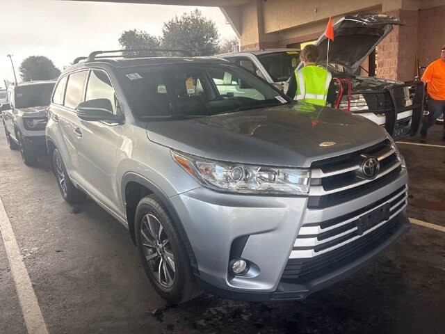 2017 Toyota Highlander in Knoxville, TN 37912 - 18116859 5