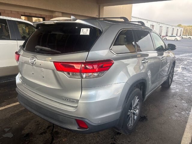 2017 Toyota Highlander in Knoxville, TN 37912 - 18116859 4