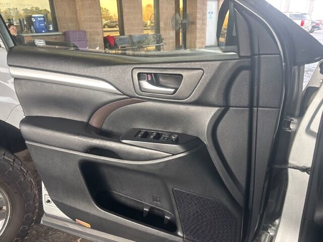 2017 Toyota Highlander in Knoxville, TN 37912 - 18116859 12