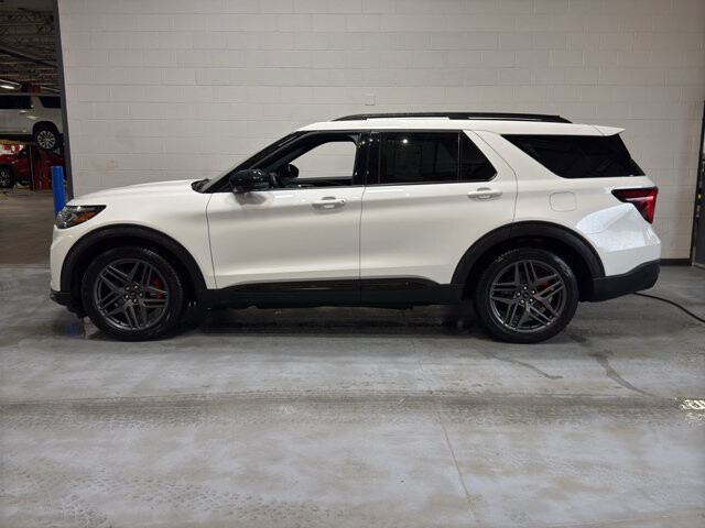 2025 Ford Explorer in Burlington, WI 53105 - 18116874 2