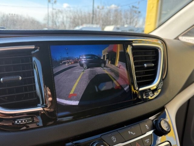 2018 Chrysler Pacifica in Indianapolis, IN 46222-4002 - 18117180 5