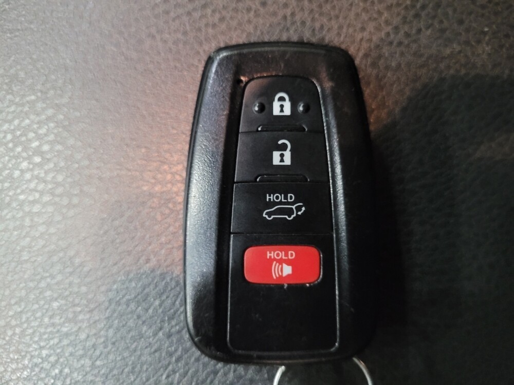 2018 Toyota Highlander in New Castle, DE 19720 - 18117216 32