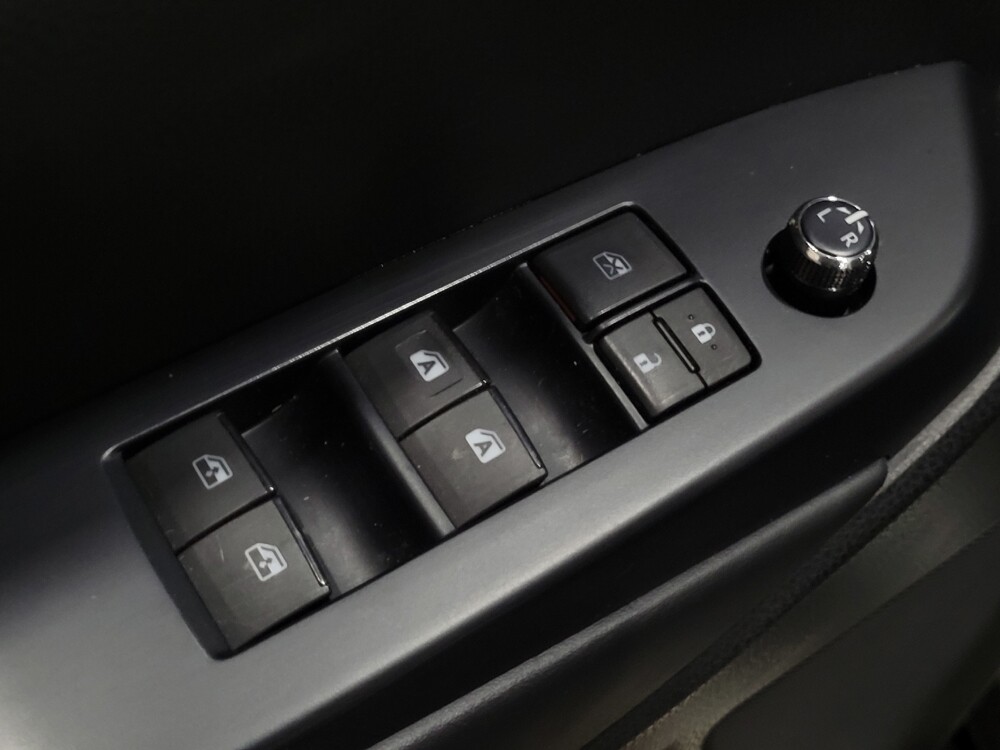 2018 Toyota Highlander in New Castle, DE 19720 - 18117216 27