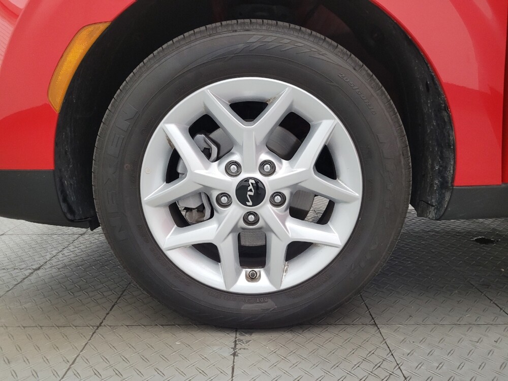 2025 Kia Soul in Glendale, AZ 85301 - 18117364 31