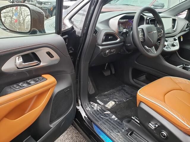 2026 Chrysler Pacifica in Bedford, OH 44146 - 18118165 6