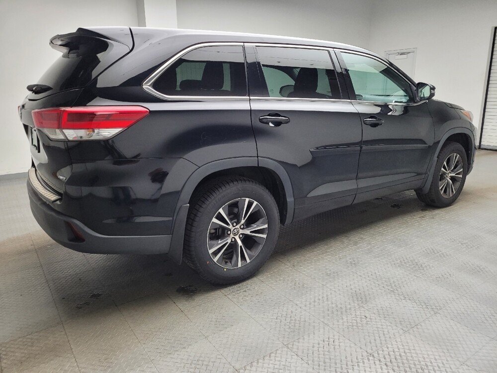 2018 Toyota Highlander in Grand Rapids, MI 49508 - 18118284 10