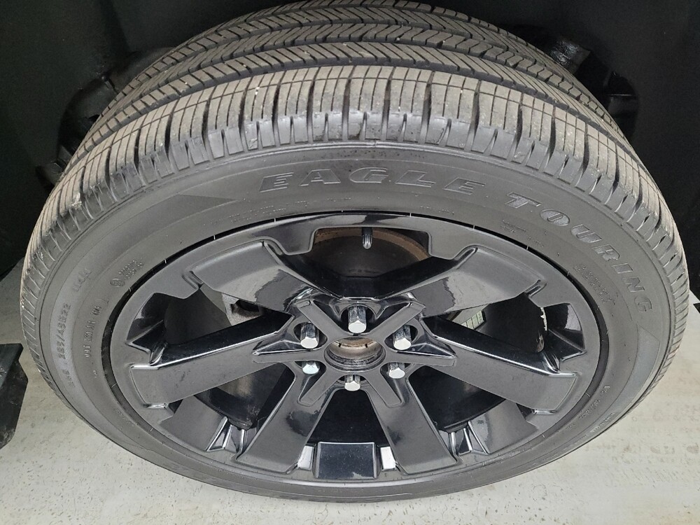 2017 Chevrolet Tahoe in Cincinnati, OH 45255 - 18118339 31