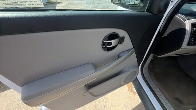 2005 Chevrolet Equinox in Greenville, SC 29607 - 18118741 30