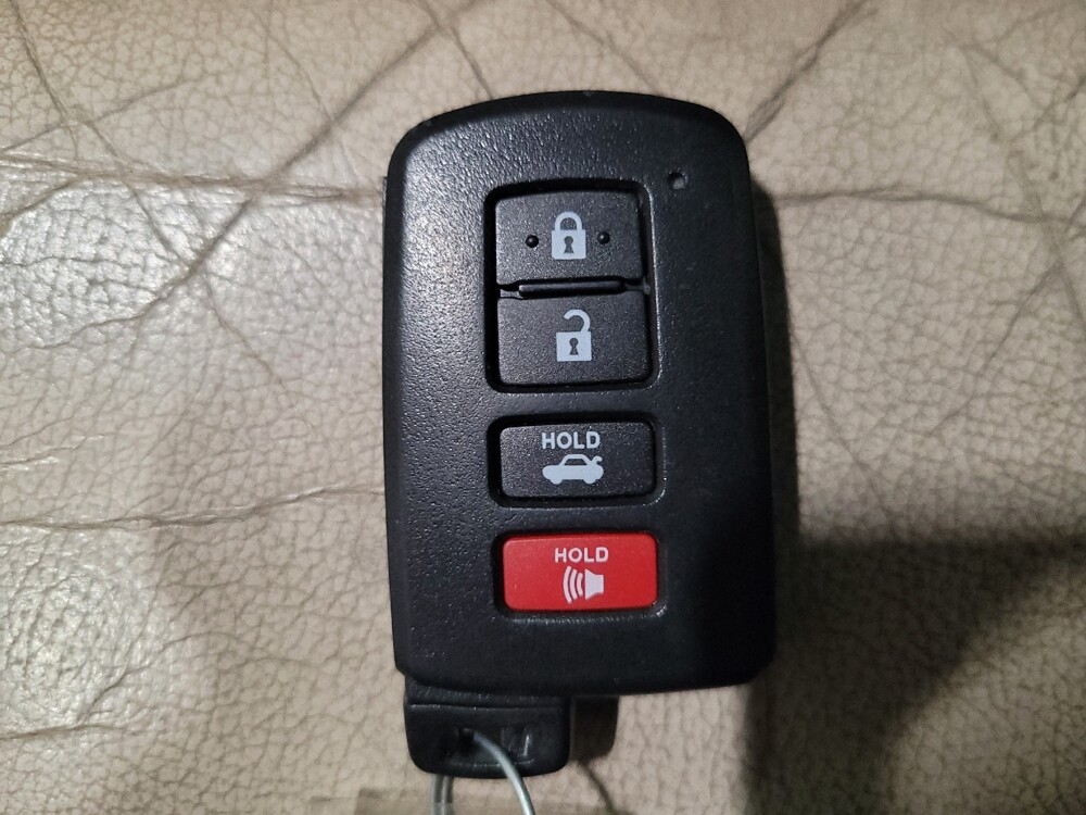 2014 Toyota Camry in Pittsburgh, PA 15236 - 18118991 32