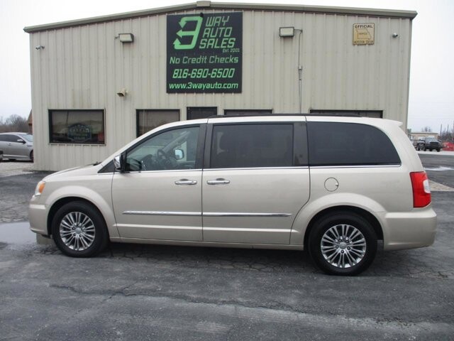 2013 Chrysler Town & Country in Oak Grove, MO 64075 - 18119241 8