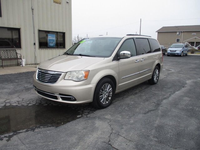 2013 Chrysler Town & Country in Oak Grove, MO 64075 - 18119241