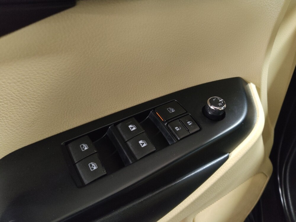 2019 Toyota Highlander in Oklahoma City, OK 73139 - 18119359 27