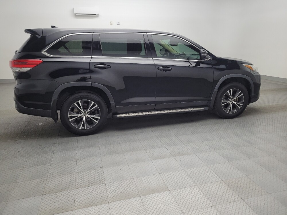 2019 Toyota Highlander in Oklahoma City, OK 73139 - 18119359 10