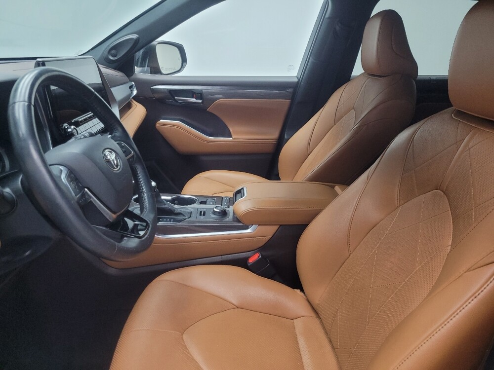 2021 Toyota Highlander in Mishawaka, IN 46545 - 18119723 17