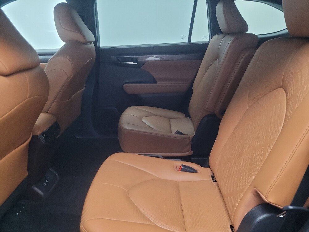 2021 Toyota Highlander in Mishawaka, IN 46545 - 18119723 18