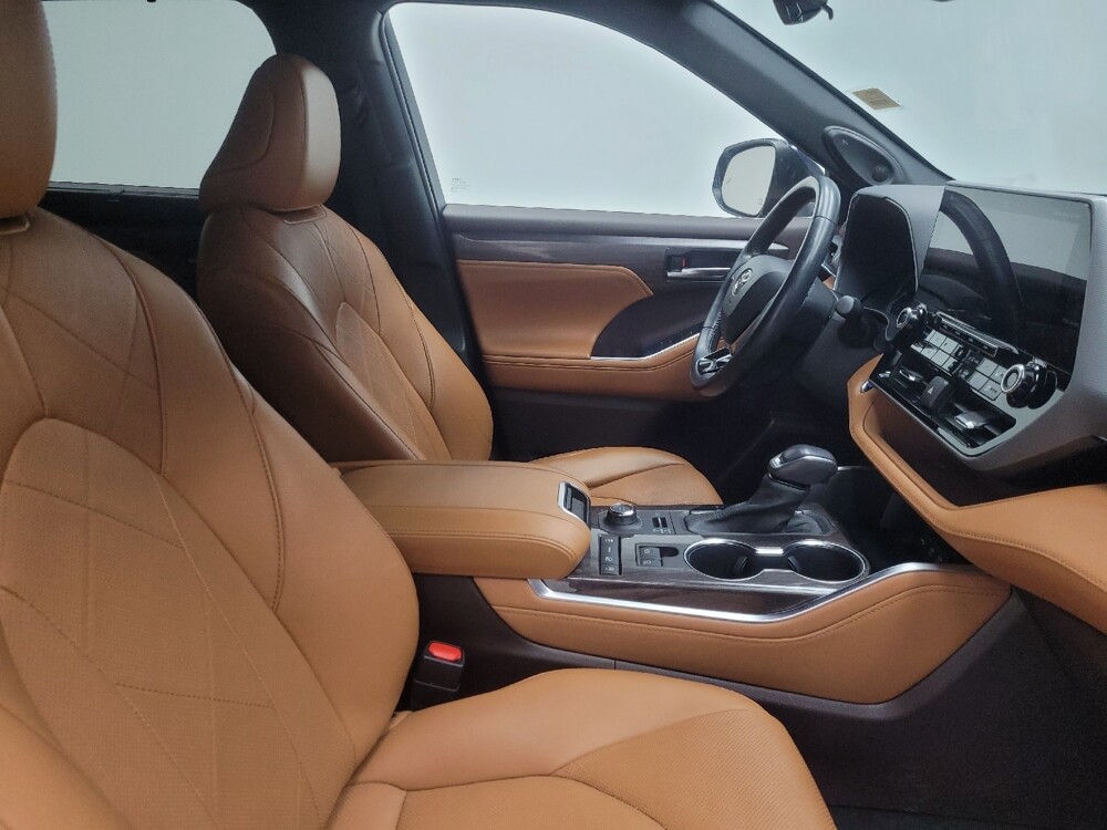 2021 Toyota Highlander in Mishawaka, IN 46545 - 18119723 21