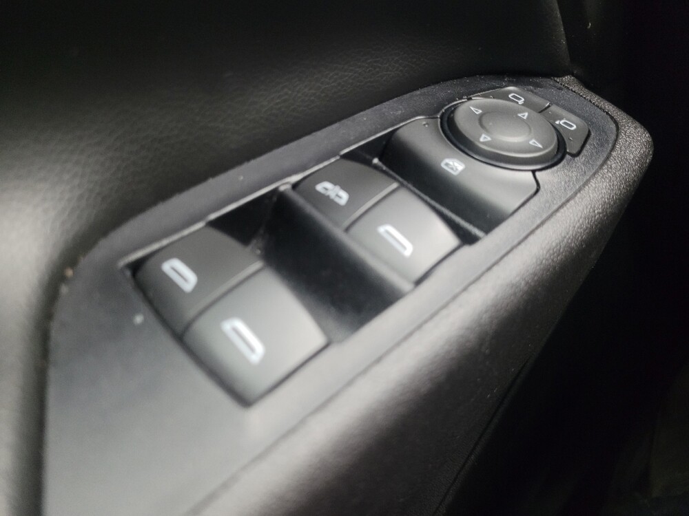 2018 Chevrolet Equinox in Indianapolis, IN 46222 - 18119731 27