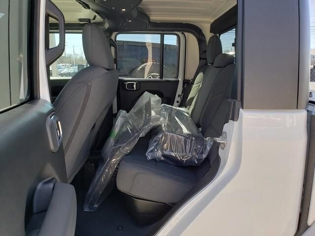 2026 Jeep Gladiator in Bedford, OH 44146 - 18119794 7