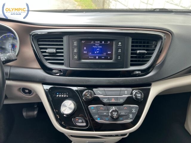 2017 Chrysler Pacifica in Decatur, GA 30032 - 18119805 27