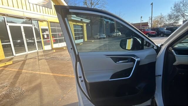 2019 Toyota RAV4 in Greenville, SC 29607 - 18119813 32