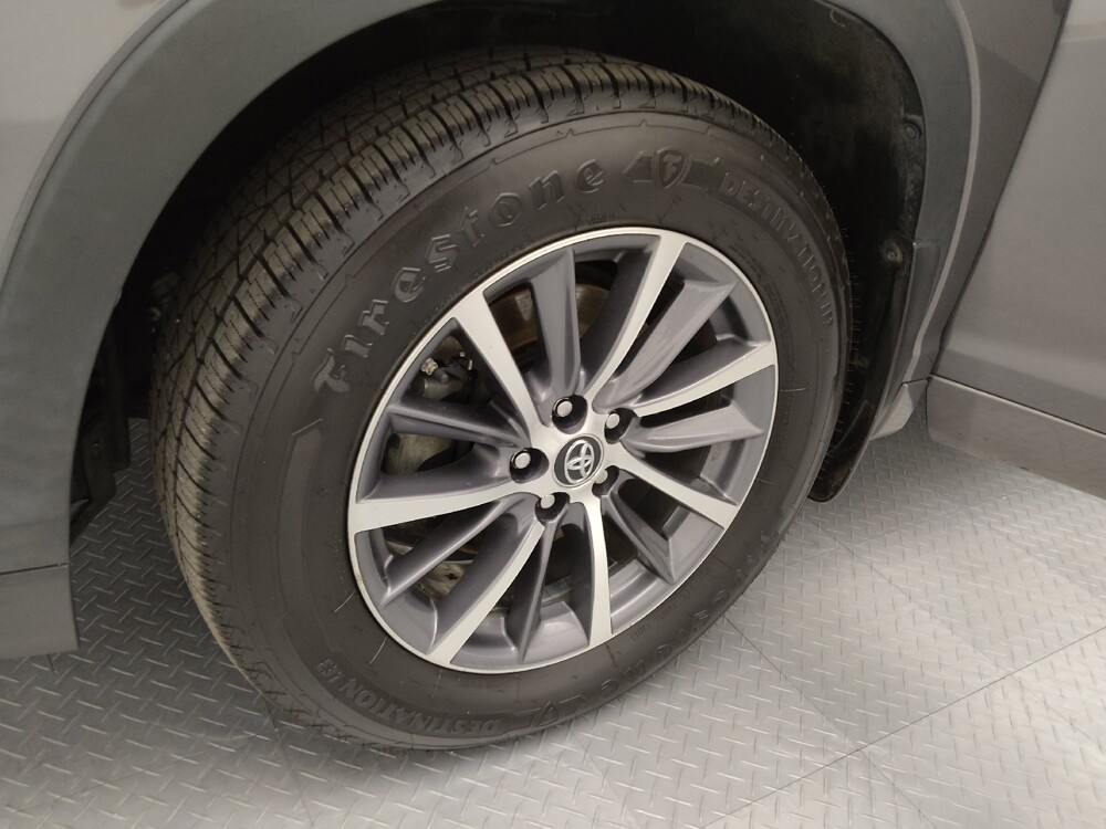 2018 Toyota Highlander in Wichita, KS 67207 - 18120023 31