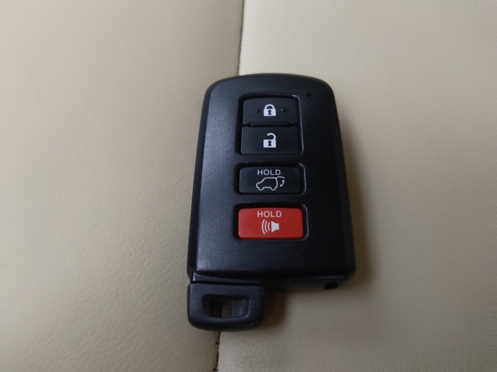 2018 Toyota Highlander in Wichita, KS 67207 - 18120023 32