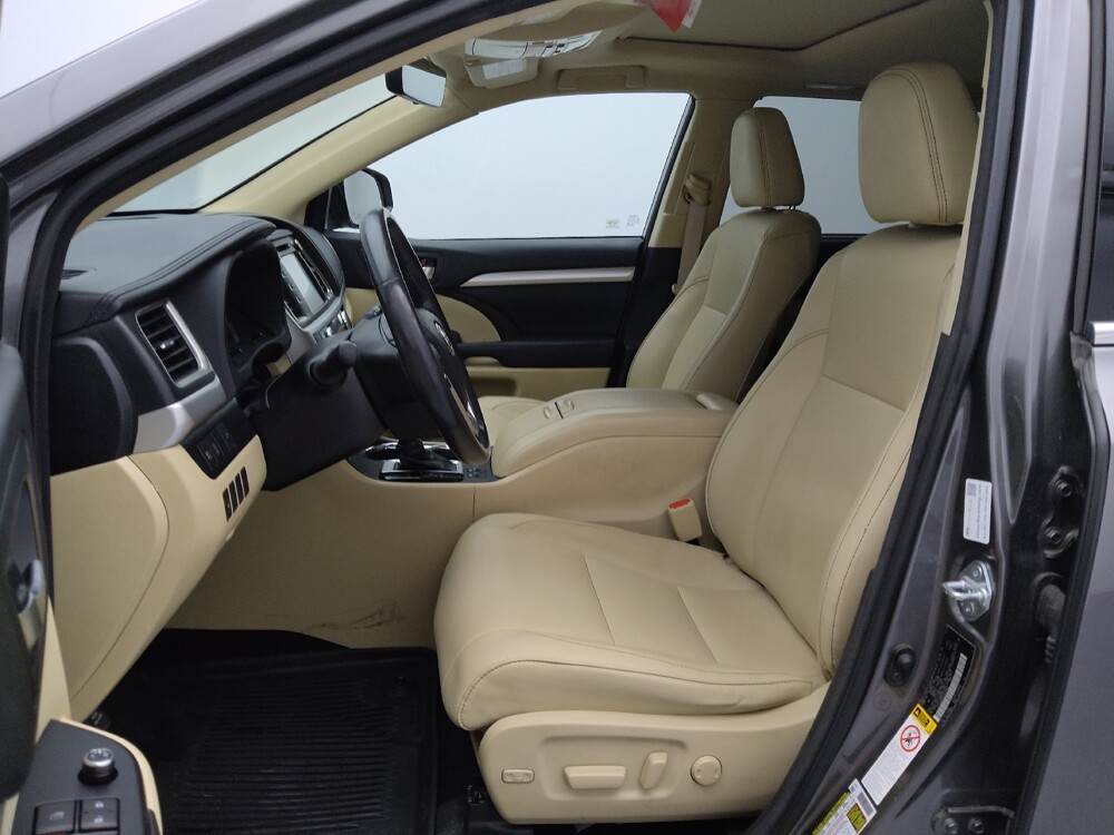 2018 Toyota Highlander in Wichita, KS 67207 - 18120023 17