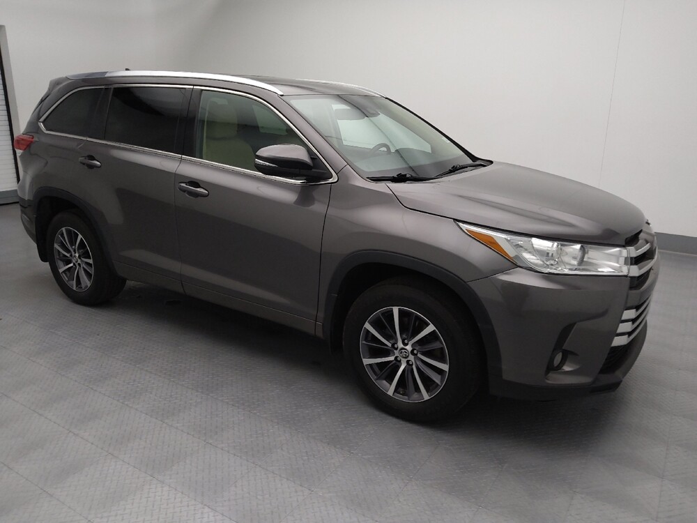 2018 Toyota Highlander in Wichita, KS 67207 - 18120023 11