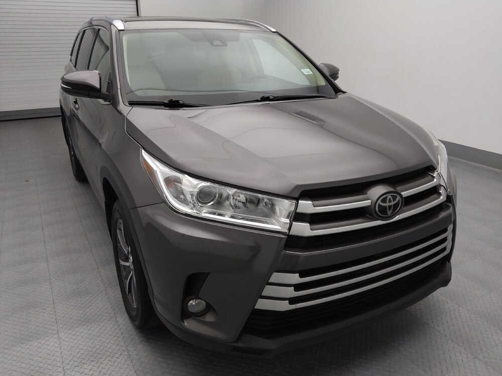 2018 Toyota Highlander in Wichita, KS 67207 - 18120023 14