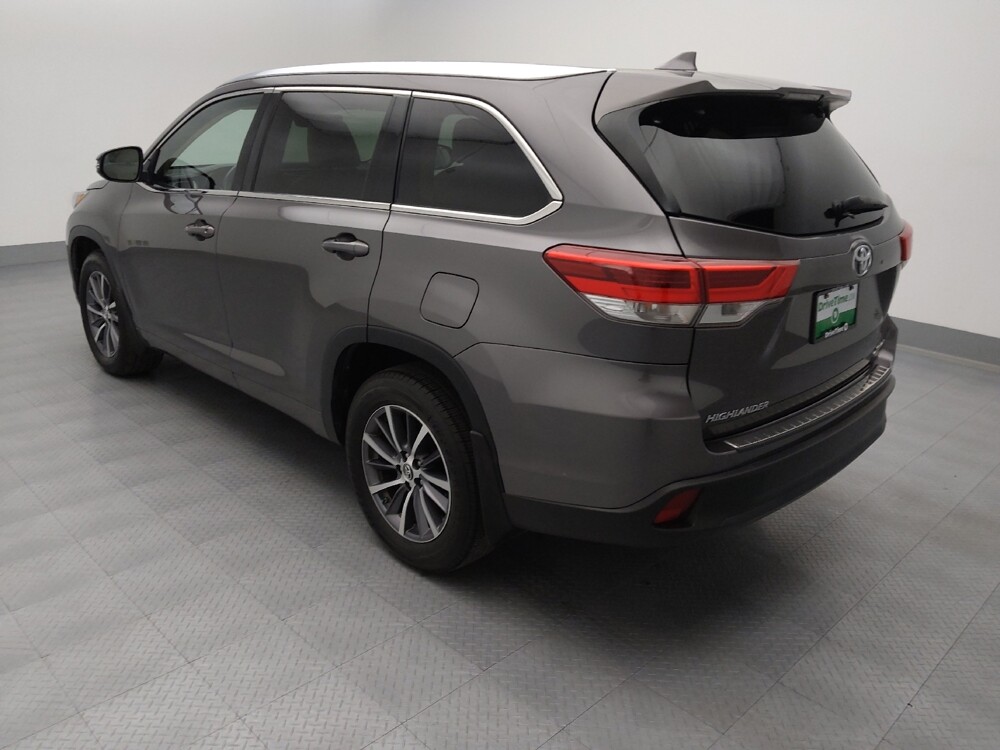 2018 Toyota Highlander in Wichita, KS 67207 - 18120023 5