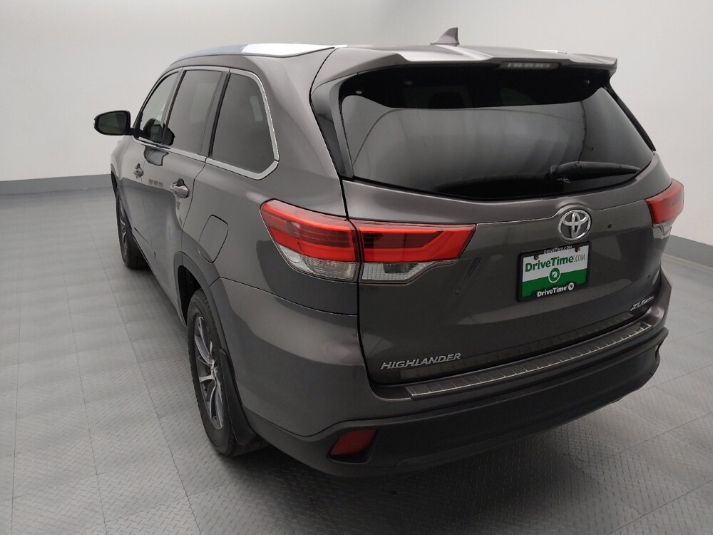 2018 Toyota Highlander in Wichita, KS 67207 - 18120023 6