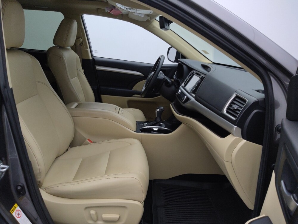 2018 Toyota Highlander in Wichita, KS 67207 - 18120023 21