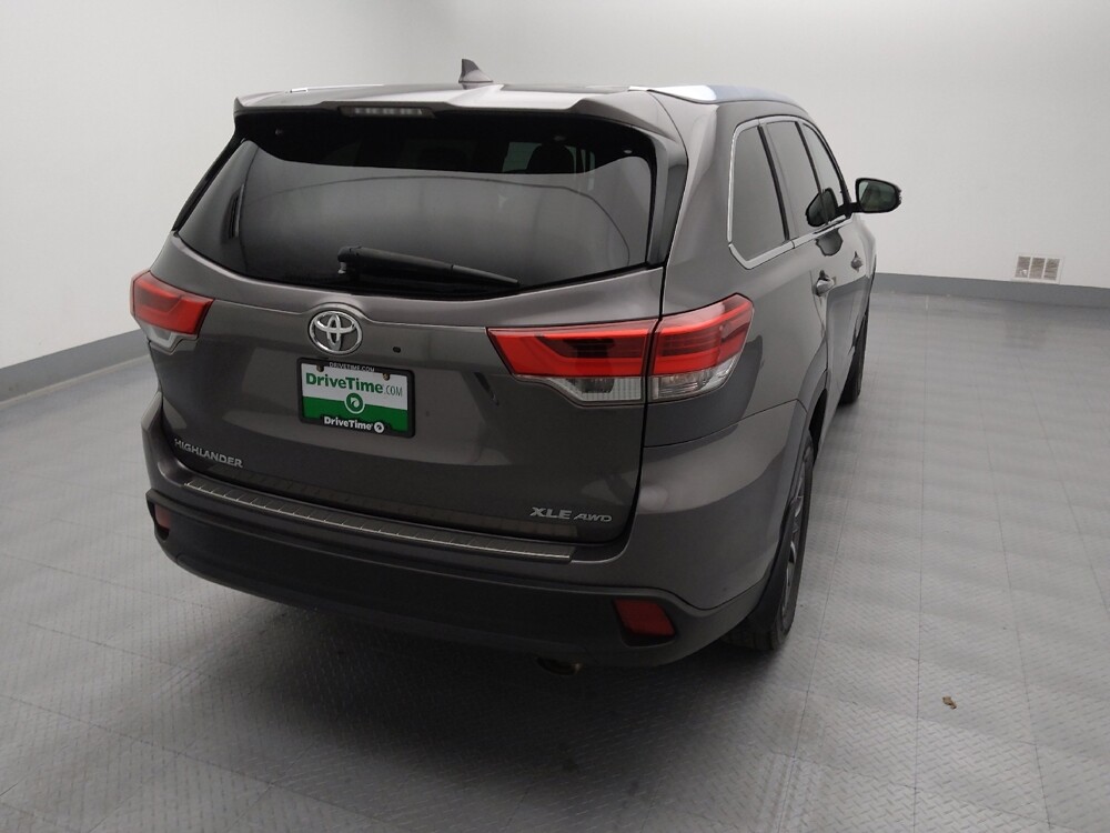2018 Toyota Highlander in Wichita, KS 67207 - 18120023 7