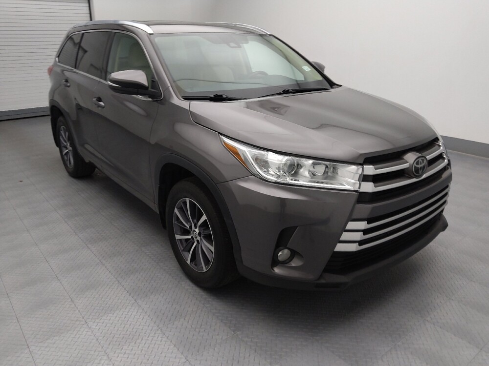 2018 Toyota Highlander in Wichita, KS 67207 - 18120023 13