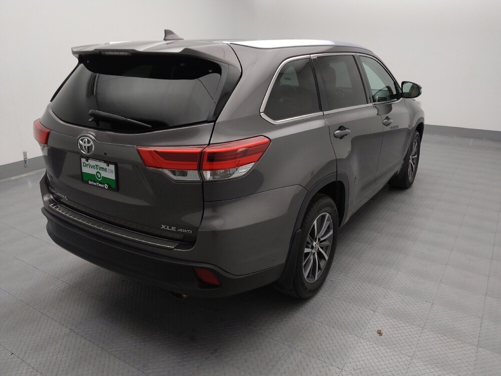 2018 Toyota Highlander in Wichita, KS 67207 - 18120023 9