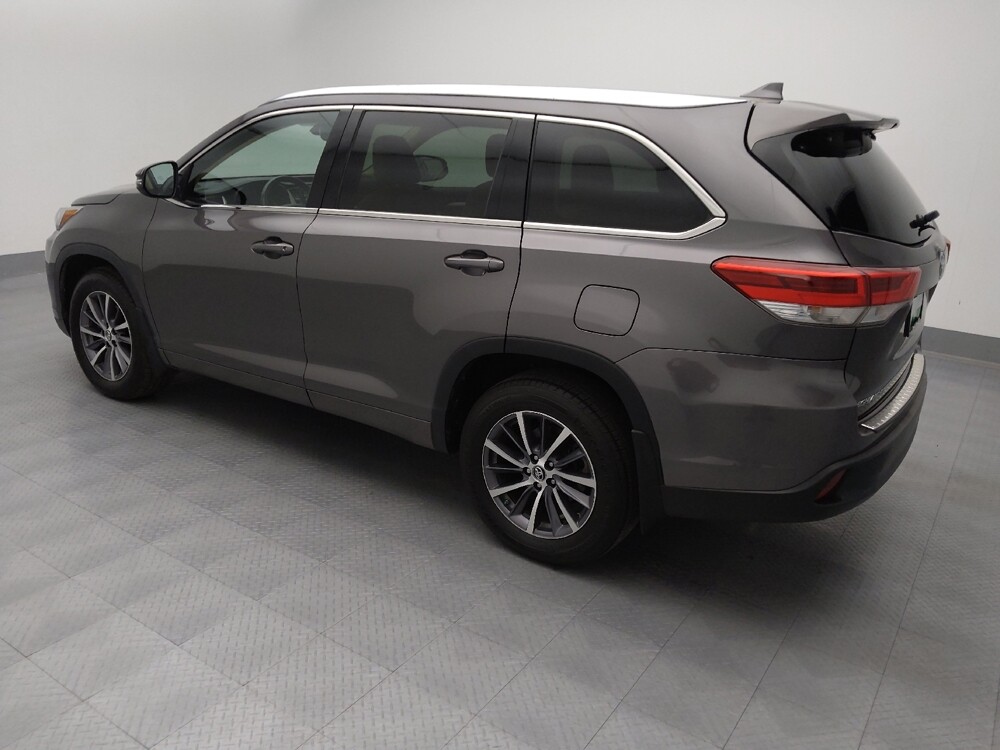 2018 Toyota Highlander in Wichita, KS 67207 - 18120023 3