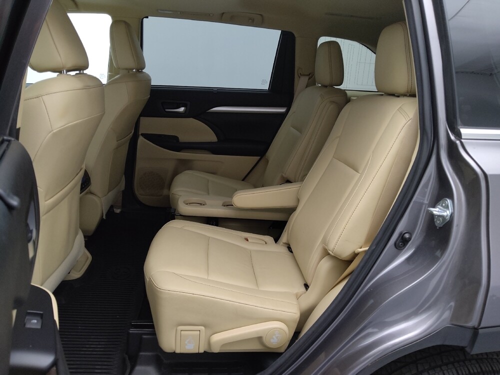 2018 Toyota Highlander in Wichita, KS 67207 - 18120023 18