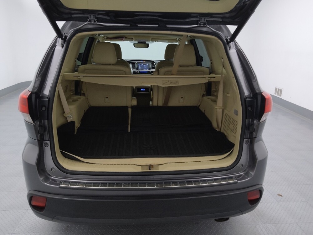 2018 Toyota Highlander in Wichita, KS 67207 - 18120023 29