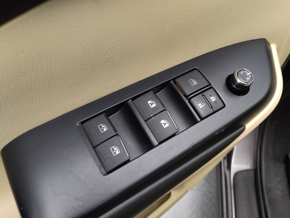 2018 Toyota Highlander in Wichita, KS 67207 - 18120023 27