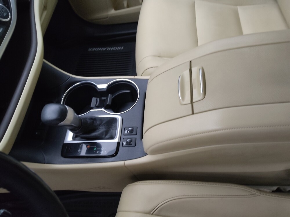 2018 Toyota Highlander in Wichita, KS 67207 - 18120023 26