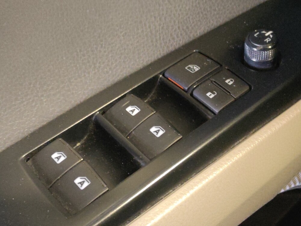 2019 Toyota Camry in Live Oak, TX 78233 - 18120070 27