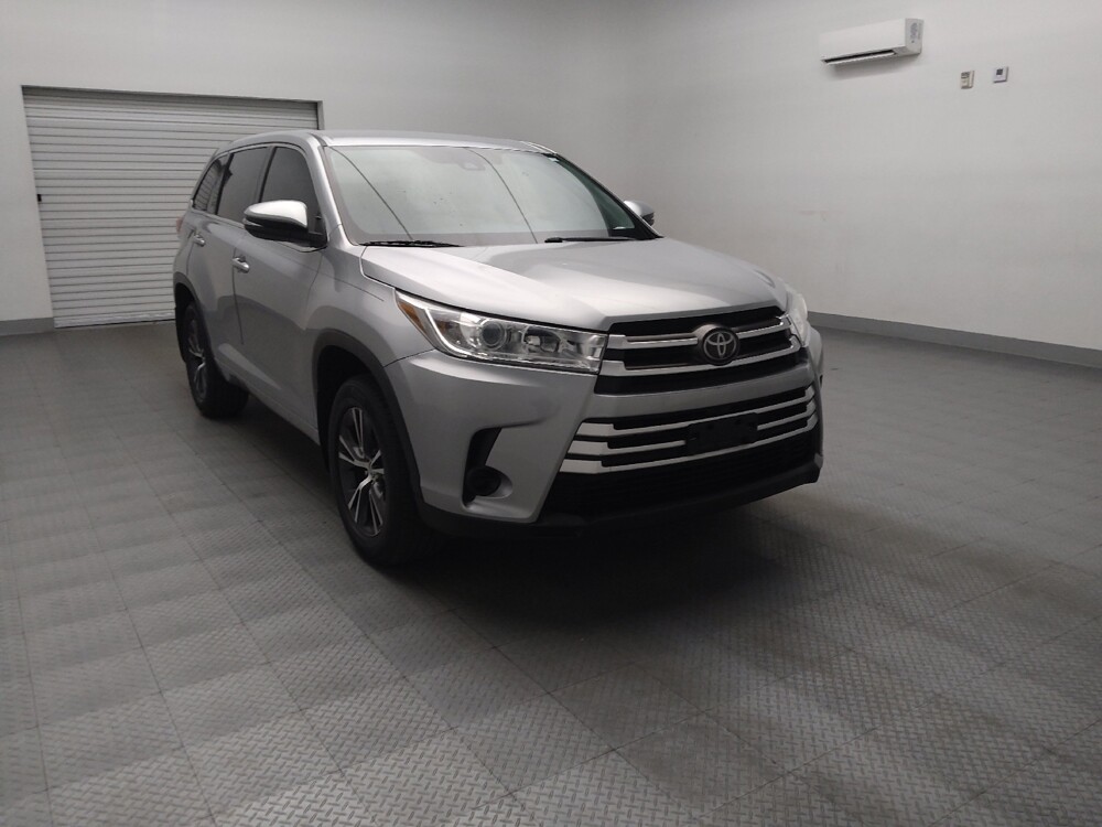 2018 Toyota Highlander in Fort Worth, TX 76116 - 18120118 13